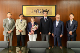 (From left)<br/>
Chairman, Board of Trustees Yanagiya,<br/>
General manager Mizuno, Shiori Hirata,<br/>
Head Coach Sahashi , President Dairokuno,<br/>
Executive Trustee (Student Affairs) Okayasu<br/>
<br/>
<br/>
