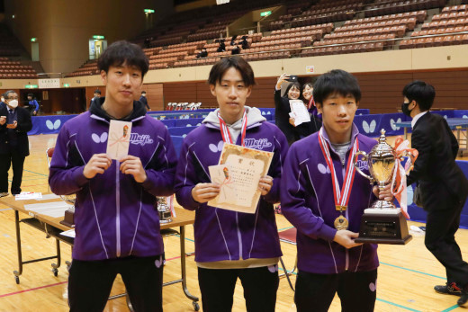 (From left) Yasuhiro Nishi, Takuto Izumo, Shoudai Miyagawa<br/>
(photo: Meidai sports)