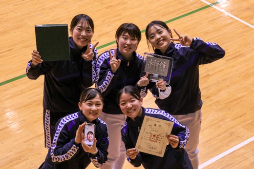 Meiji student-athletes celebrating their championship (photo: Meidai sports)<br/>
<br/>
<br/>
