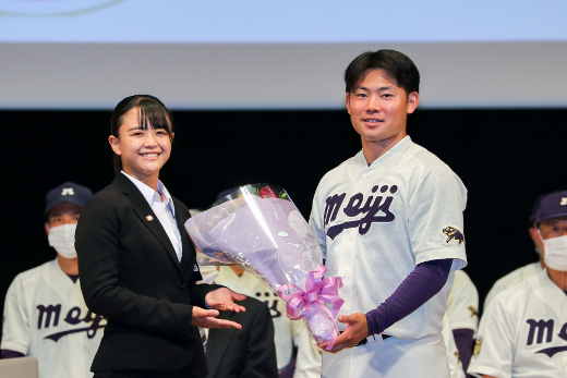 Captain Muramatsu (right) receiving a flower bouquet<br/>
<br/>
<br/>
