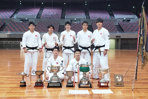 Kimura (front row, right)<br/>
<br/>
