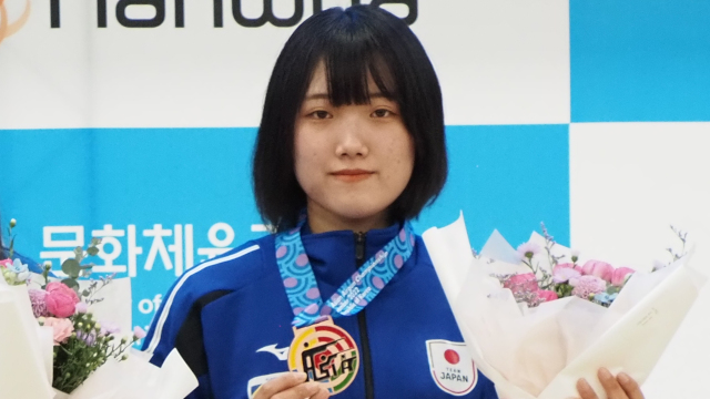 Misaki Nobata at the awards ceremony<br/>
(photo: Meiji University Shooting Club)<br/>
<br/>
<br/>
