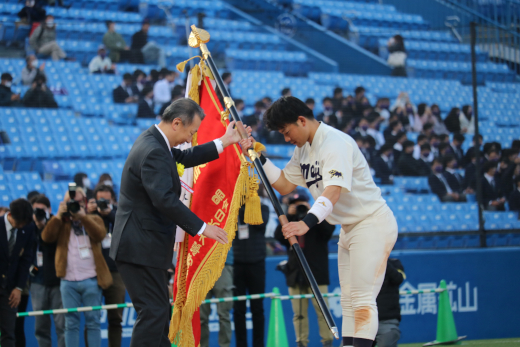 Captain Muramatsu receiving the winning flag<br/>
<br/>
(All photos courtesy of the Meiji University Baseball Club)