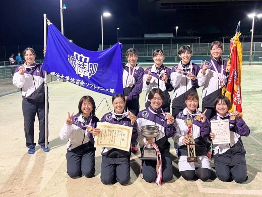 Women's team players celebrate their victory (photo: Soft Tennis Club)<br/>
<br/>
<br/>
