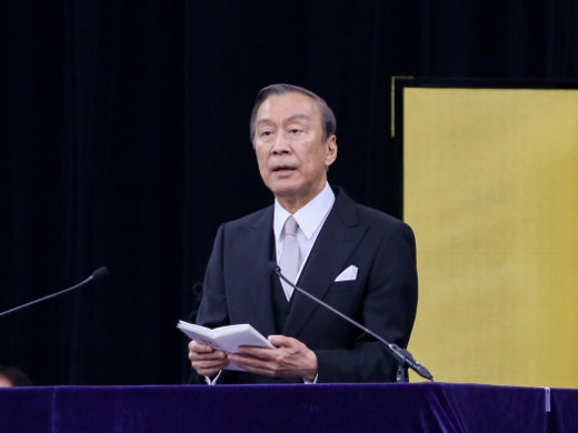 Chairman, Board of Trustees Yanagiya delivers a congratulatory address<br/>
<br/>
<br/>
