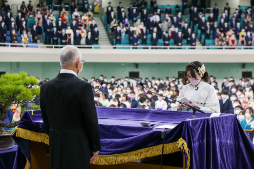 Ms. Suzuki delivers a valedictory speech in the morning session<br/>
<br/>
<br/>
