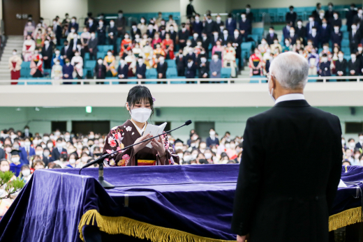 Ms. Nakamura delivers a valedictory speech in the afternoon session<br/>
<br/>
<br/>
