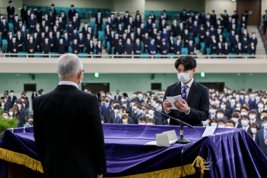Mr. Honda takes a pledge during the morning session<br/>
<br/>
<br/>
