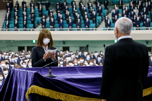 Ms. Iwashita takes a pledge during the afternoon session

