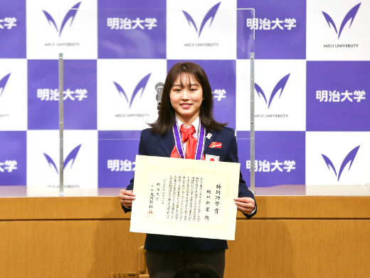 Higuchi holding her certificate<br/>
<br/>
<br/>
