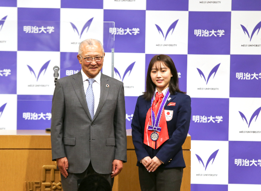 She was presented with the certificate and medal by President Dairokuno at the presentation ceremony<br/>
<br/>
<br/>
