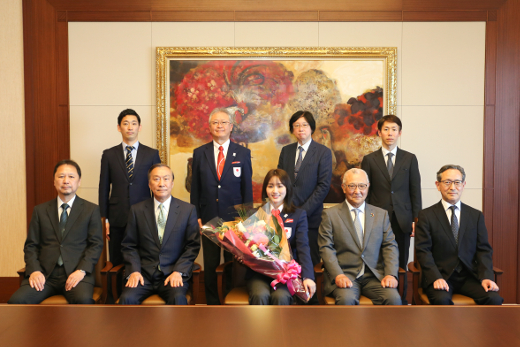 Courtesy call to the Chairman, Board of Trustees and the President by a group from the skating club including Hidehito Ito, Manager of the figure skating section of the skating club (back row, second from left)<br/>
<br/>
