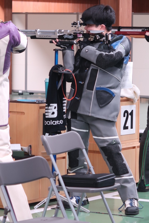 KOKUBO Yuta, a fourth-year law student, during the men's 60-shot air rifle competition.<br/>
<br/>
(All photos courtesy of the Meiji University Shooting Club)