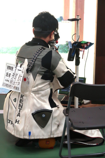 HOSHI Kenta, a fourth-year 4th in the School of Commerce, during the men’s team 50m rifle three positions<br/>
<br/>
