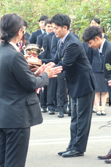 Captain OSHIO receives the trophy<br/>
<br/>
(All photos courtesy of the Meiji University Shooting Club)<br/>
<br/>
