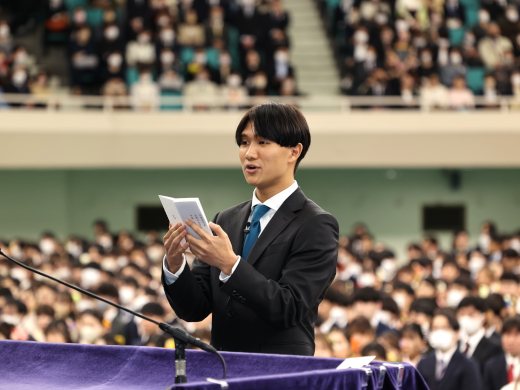 Mr. Nakamori of the School of Global Japanese Studies delivers a valedictory speech in the morning session<br/>
<br/>
<br/>
