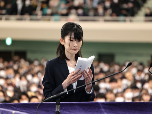 Ms. Kuwamoto of the School of Political Science and Economics delivers a valedictory speech in the afternoon session<br/>
<br/>

