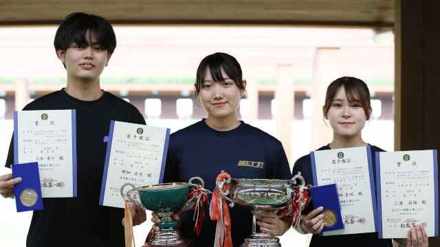 (From left) OSHIO Yuto, NOBATA Misaki and MIURA Rio<br/>
(photo: Meiji University Shooting Club)<br/>
<br/>
