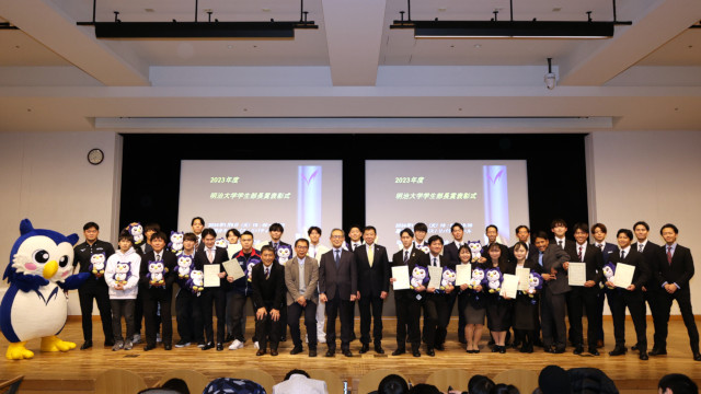 Commemorative photo of the award-winning students with the Dean, Student Affairs, the Parents’ Association, and others<br/>
<br/>
