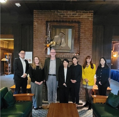 University of California, Berkeley (Commemorative photo with the Director of UC Berkeley Extension) <br/>
<br/>