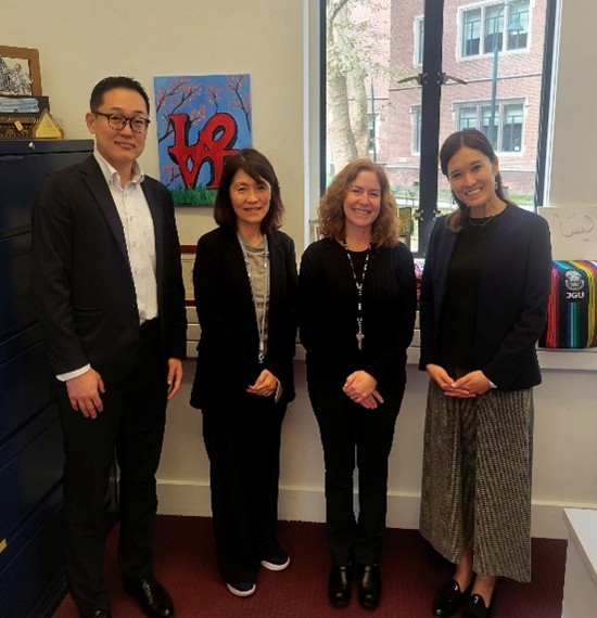 University of Pennsylvania (Commemorative photo with representatives in charge of the English Program, The College of Liberal and Professional Studies (LPS)<br/>
<br/>