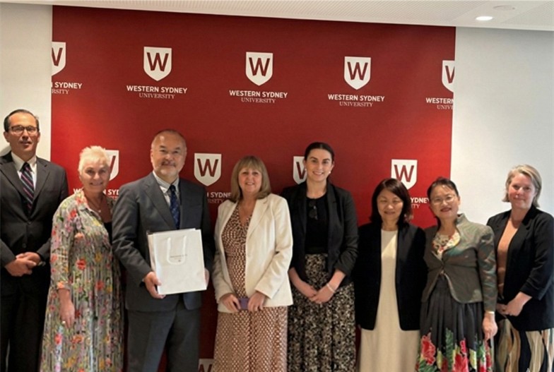 Western Sydney University (Commemorative photo with the Vice President and staff members)<br/>
<br/>
