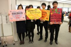 Members of the Meiji University Korean Association at welcome party