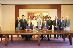 President Rawlins of the University of North Texas and President Fukumiya showing the MOUs