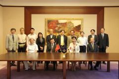 Officials of Vietnam Academy of Social Sciences and Meiji University