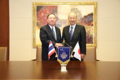 President Krisada Visavateeranon of Thai-Nichi Institute of Technology shaking hands with President Fukumiya