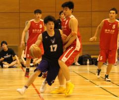 Meiji University in a heated match with Tsinghua University