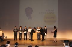 Director Yokota  from the International Student Center Receiving the Award