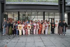  The kimono-wearing class is popular in every program
