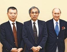 (From left) Professor Yang Yixiong, School of Commerce Professor Tomoyoshi Ogawa, Mod’art Internationale President de Place