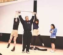 After a female student suspended from both ends of a steel bar and turned around once, he bent this bar.