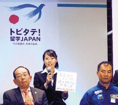 She discussed the splendor of study abroad with the astronaut, Mr. Soichi Noguchi (on the right ).