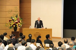 加瀬豊氏（双日株式会社代表取締役会長）のご講演の様子