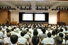 シンポジウムの様子（勝悦子副学長による開催挨拶）