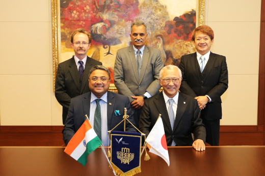 ジョージ駐日インド大使（前列左）と出席者ら