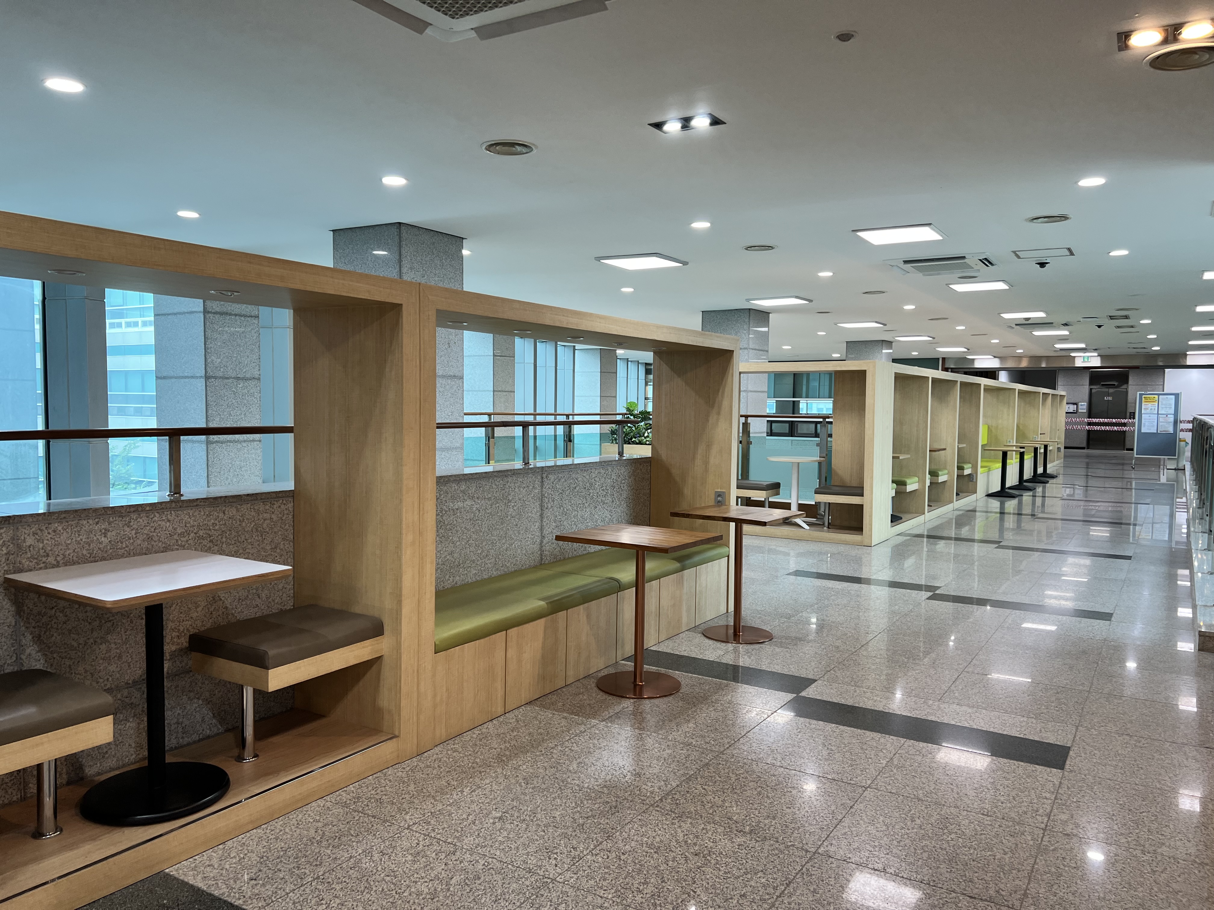 釜慶大学図書館の廊下に新設された学生交流スペース