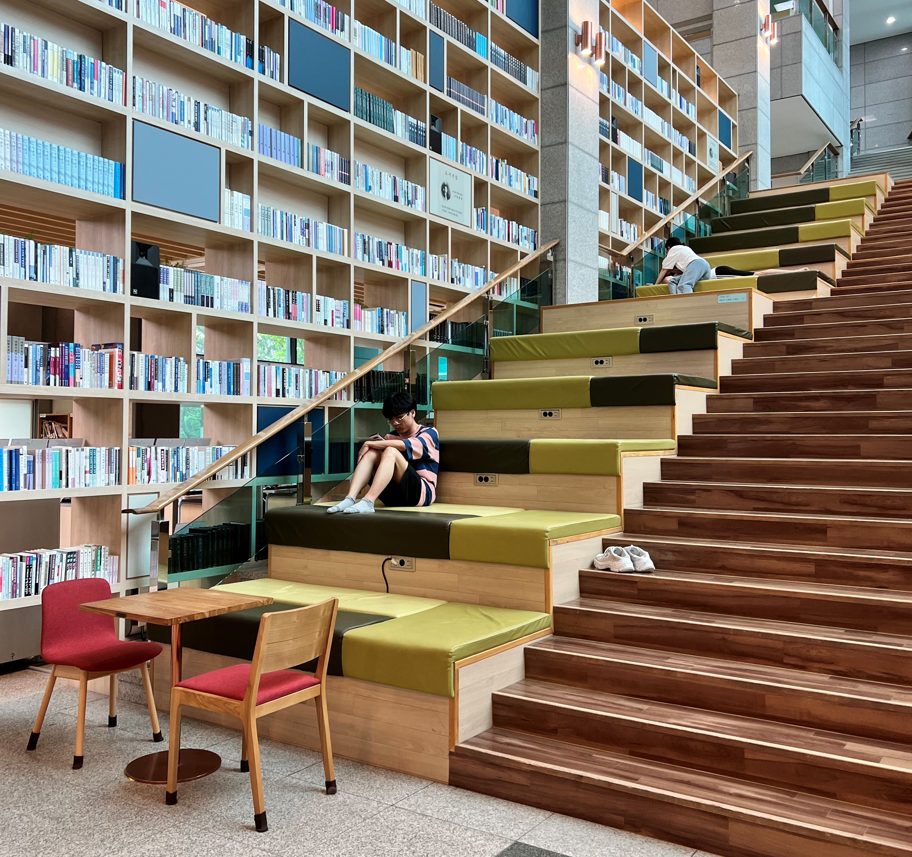 釜慶大学図書館内の階段に新設された学生交流スペース