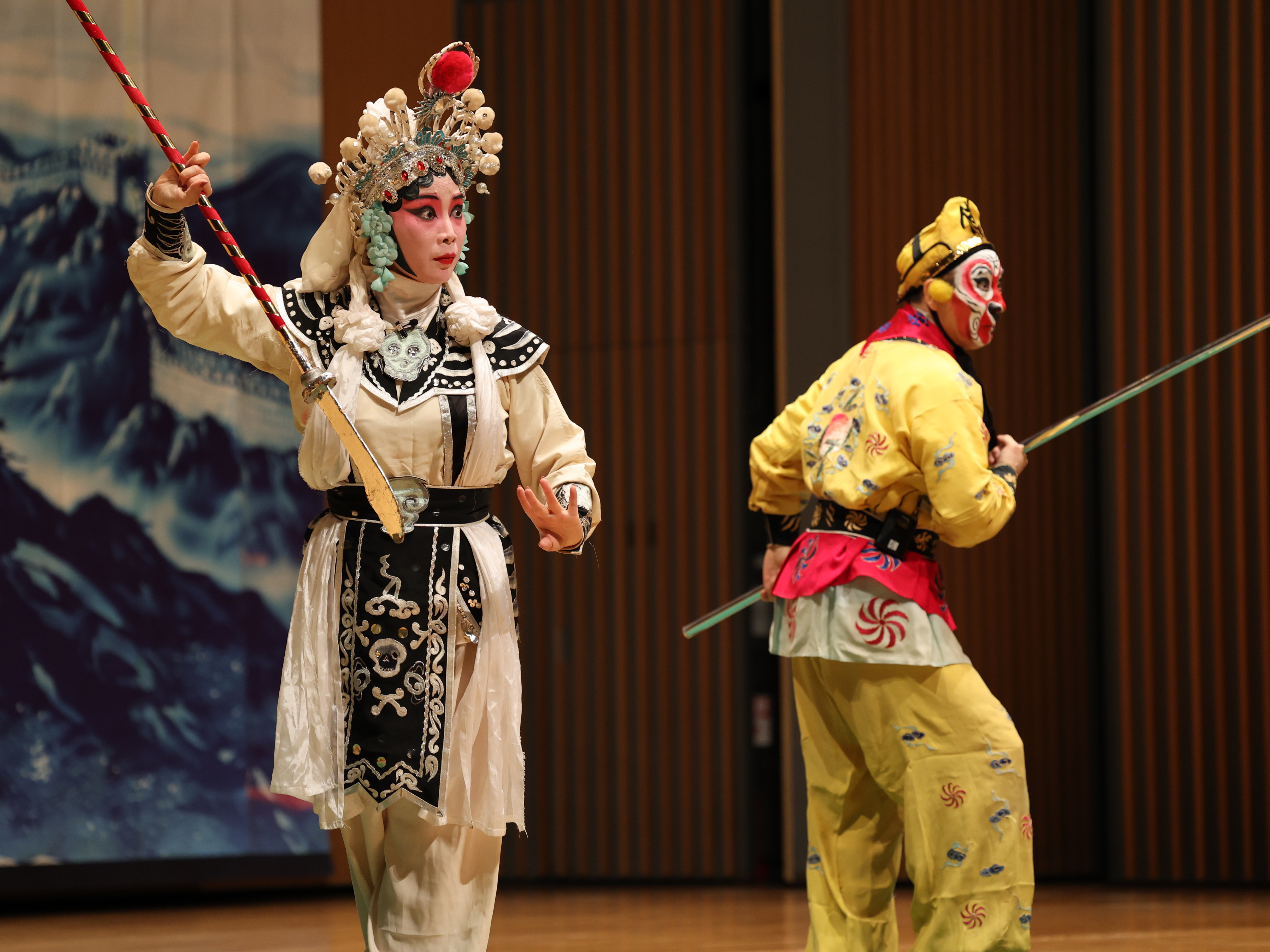 京劇「孫悟空と妖怪の戦い」の一幕