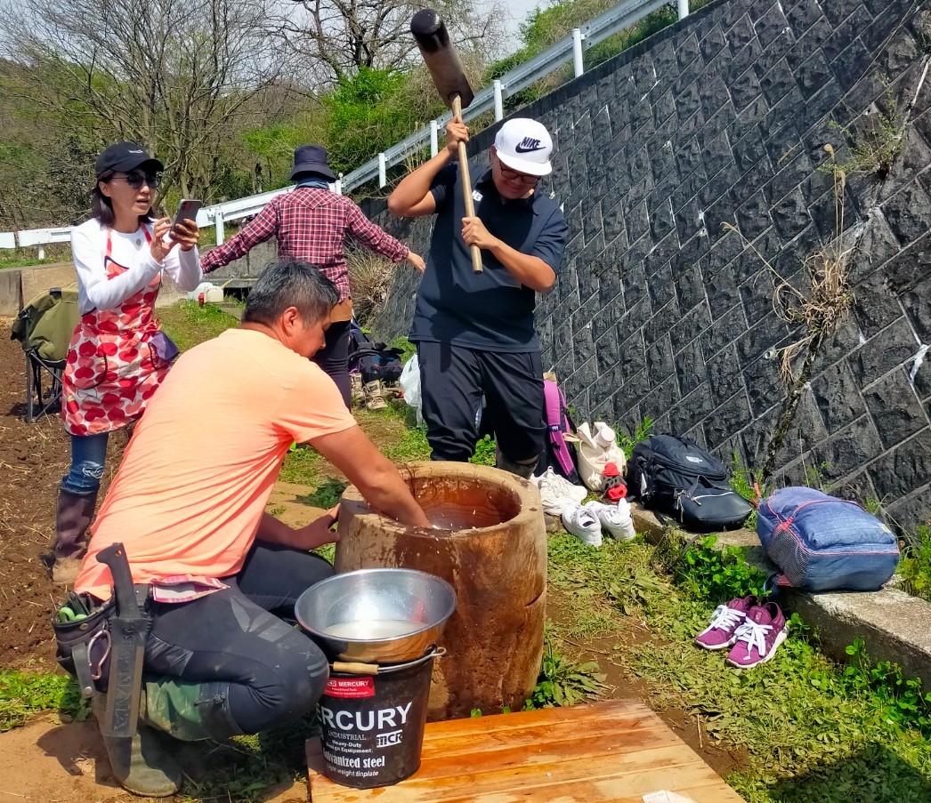 餅つきに挑戦するタイ人学生