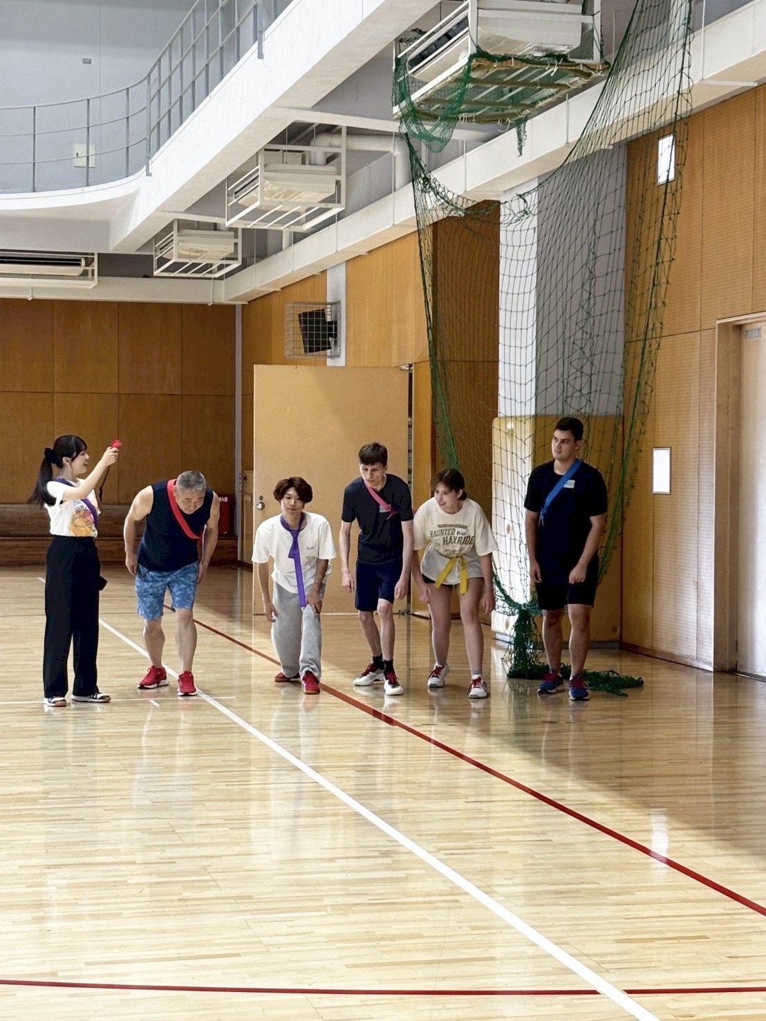 借り人競争。参加者の表情は真剣そのもの