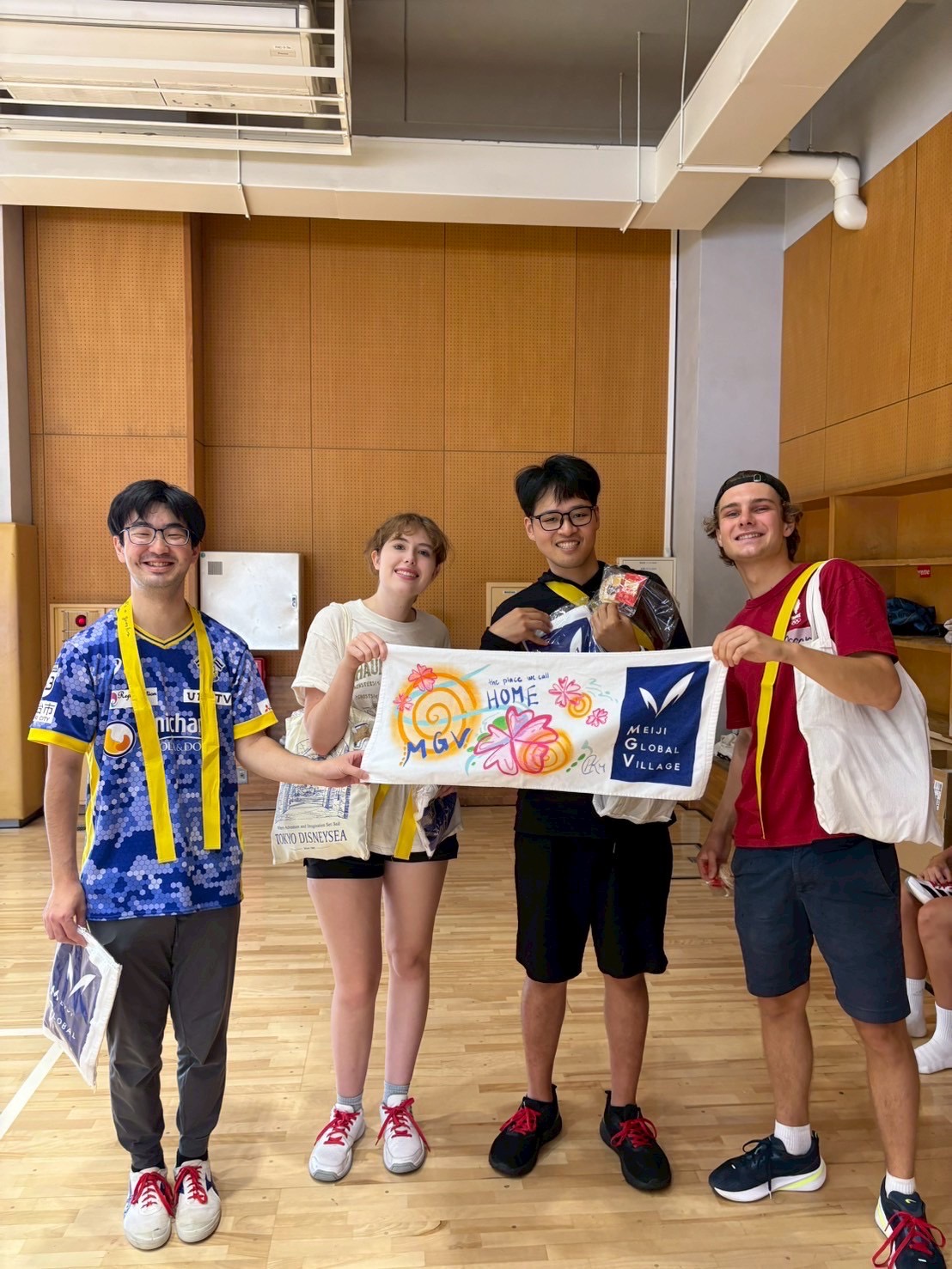 優勝チームのタオルのデザインは以前寮生だったハンナさんによるもの