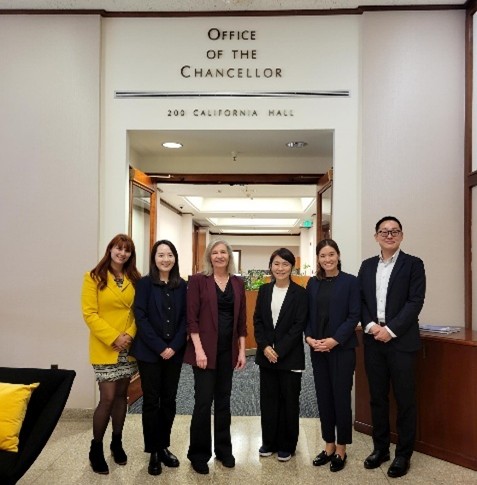 カリフォルニア大学バークレー校（学術計画担当副学長との記念撮影）