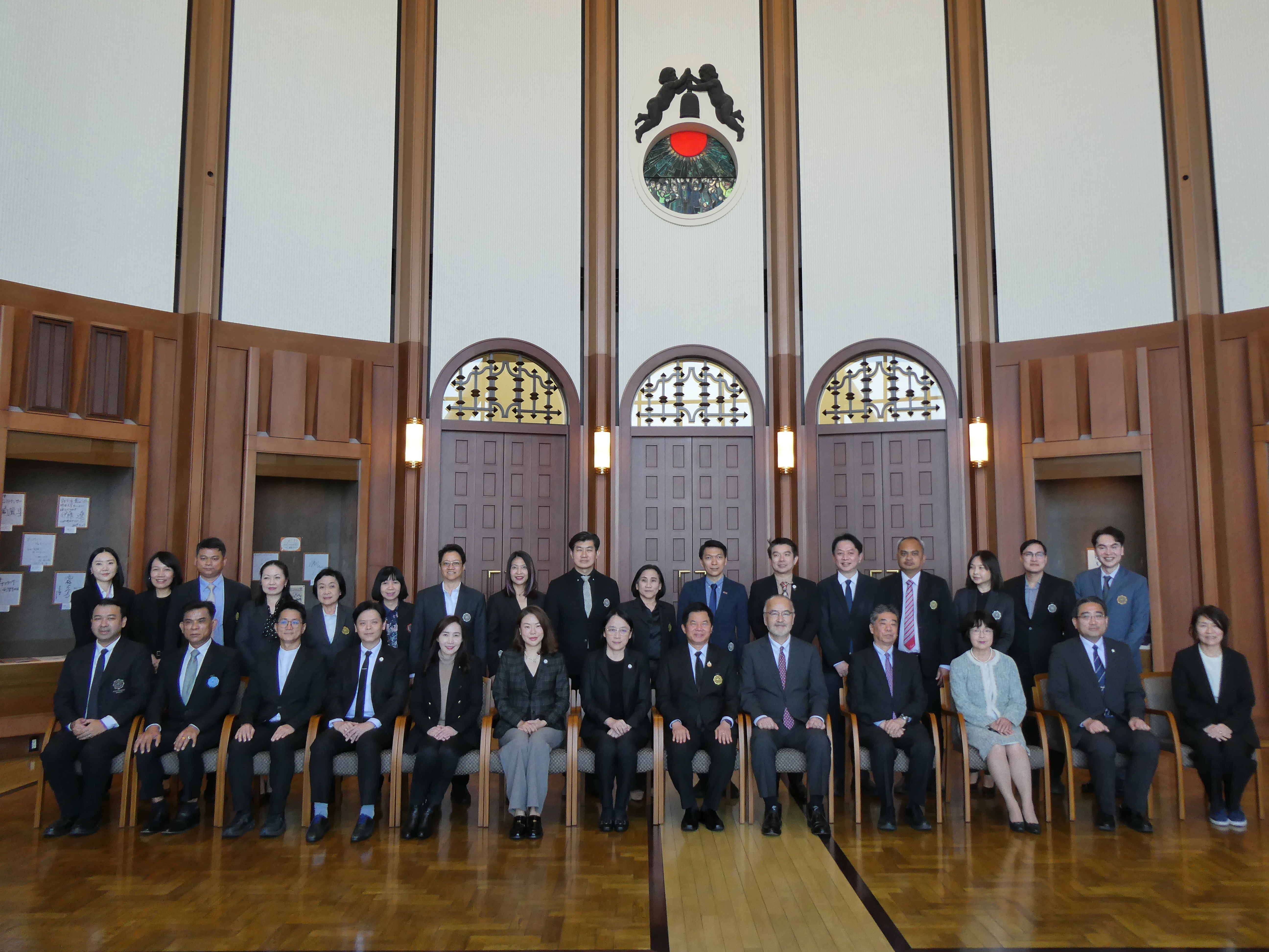 シーナカリンウィロート大学の来訪者らとの記念撮影