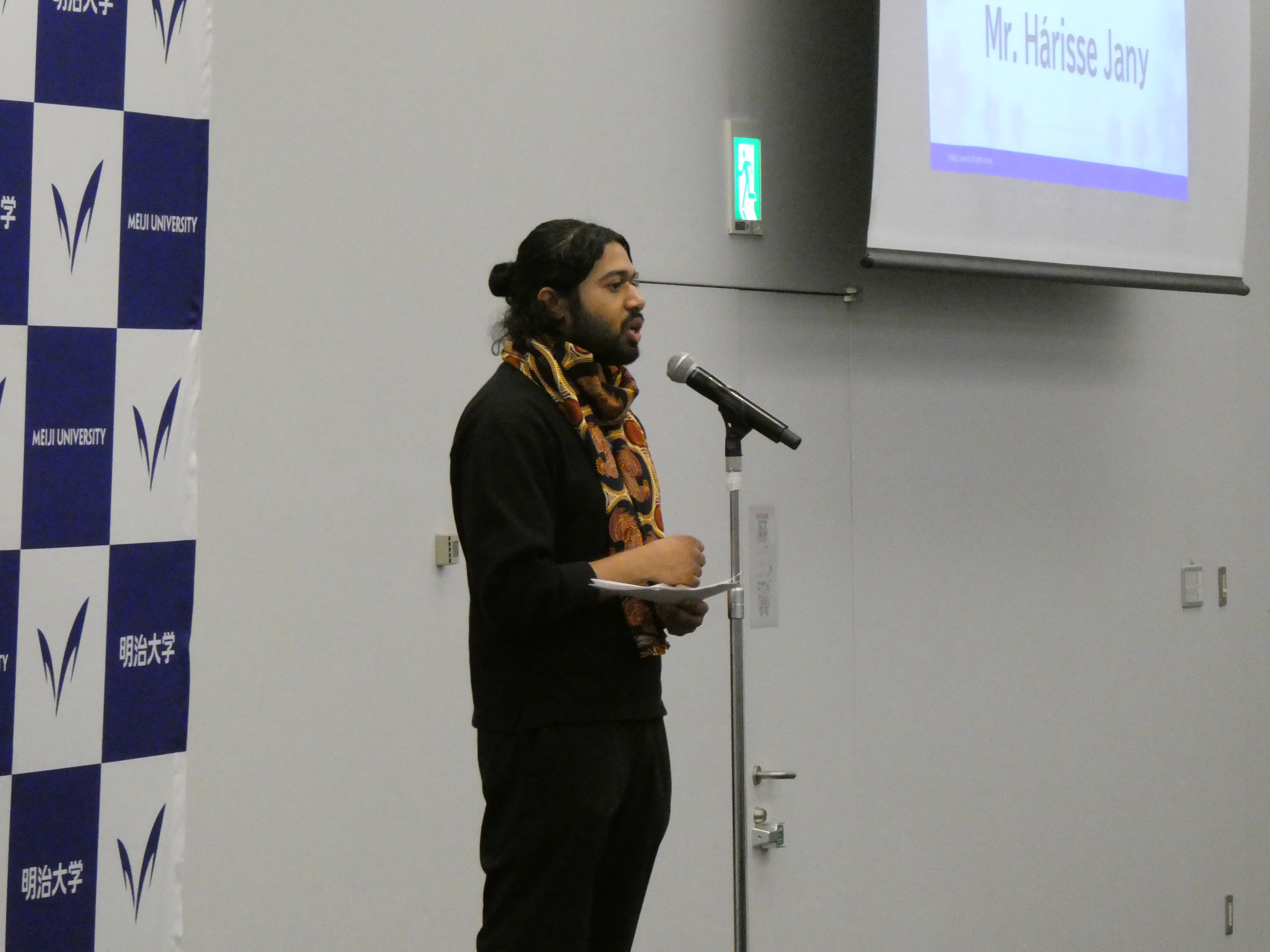 新入生ハリスさんによるスピーチ