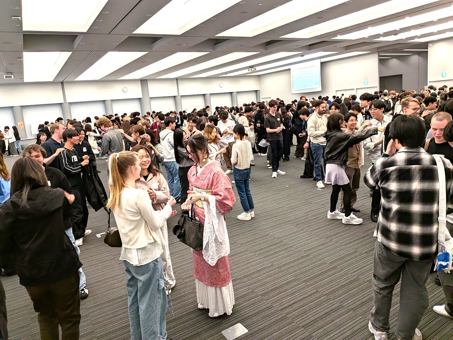 沢山の学生との交流を楽しむ様子