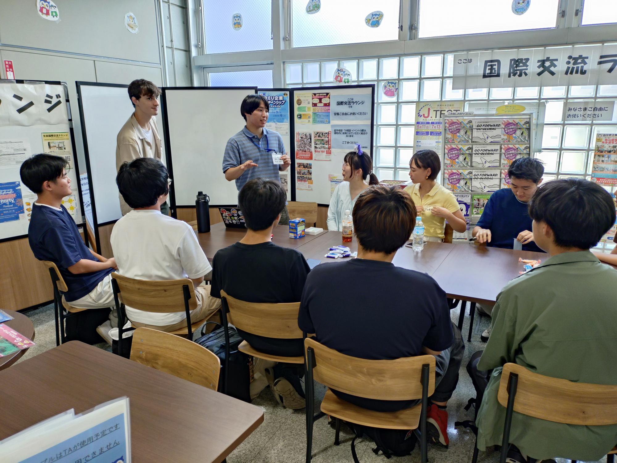 司会を行う落合さんとイーライさん